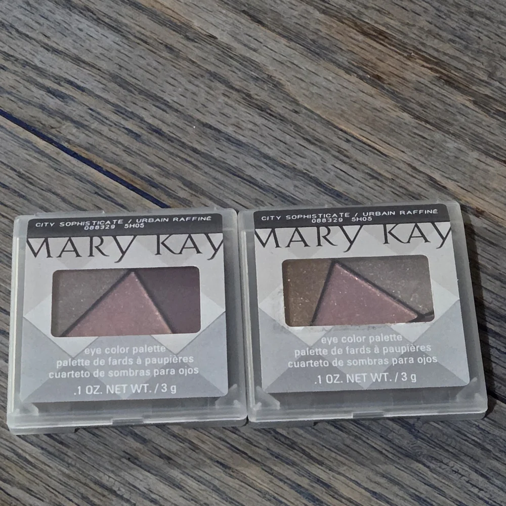 Mary Kay Glam Eyeshadow Palette with Pink and Gold Hues - Picture 6 of 7